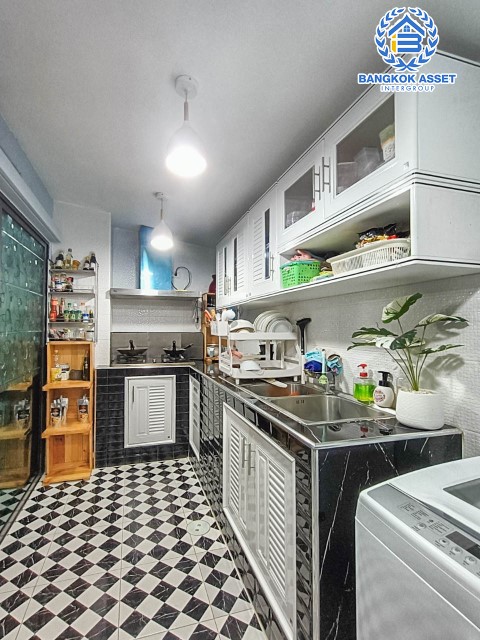 *****ทาวน์เฮ้าส์มือสอง นนทบุรี บ้านคุณภาพจากแบรนด์ Sansiri ม.สิริเพลส ติวานนท์ เนื้อที่ 21.40 ตร.ว. ฟังก์ชัน 3 ห้องนอน 3 ห้องน้ำ 2 ที่จอดรถ ตกแต่งสวย พร้อมเข้าอยู่ ทำเลเดินทางสะดวก เชื่อมต่อถนนรัตนาธิเบศร์, ถนนแจ้งวัฒนะ, ถนนบางกรวย-ไทรน้อย, ถนนชัยพฤกษ์ ใกล้โรบินสันศรีสมาน และทางด่วน "อุดรรัถยา" จองเลย!